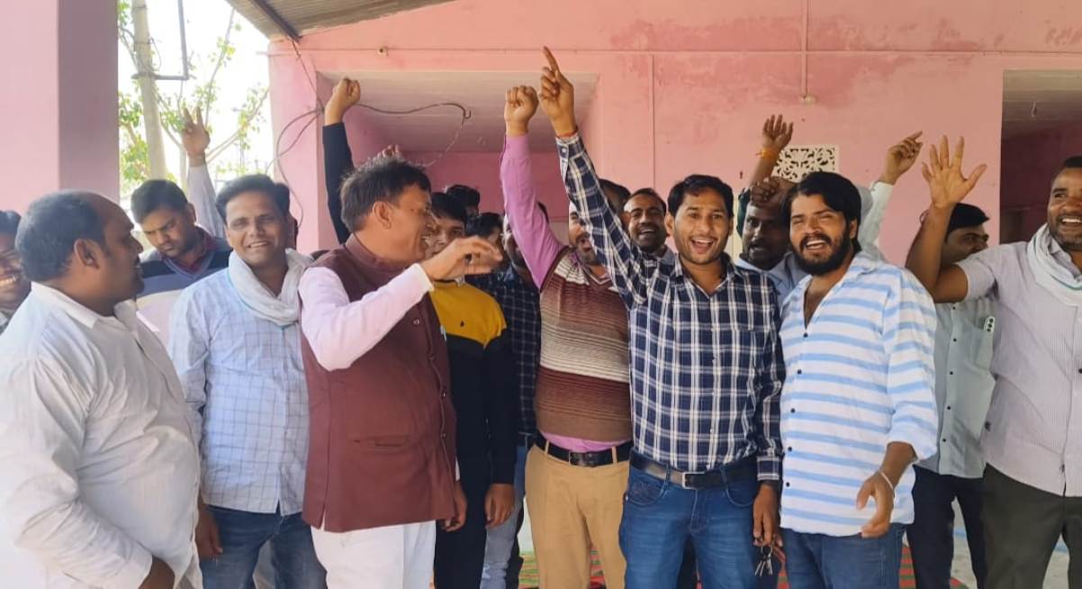 Rajasthan: Technical employees of electricity department took to the streets in protest against privatization, boycotted work.