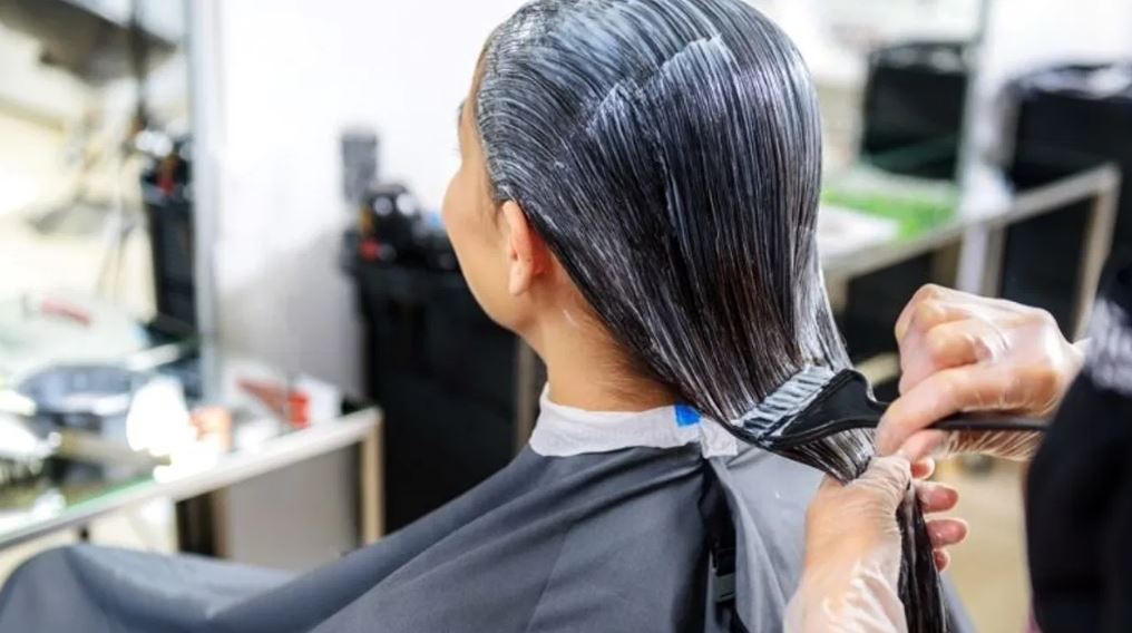 मेहंदी या कलर डाई: बालों के लिए कौन सा है बेहतर? #HairCare