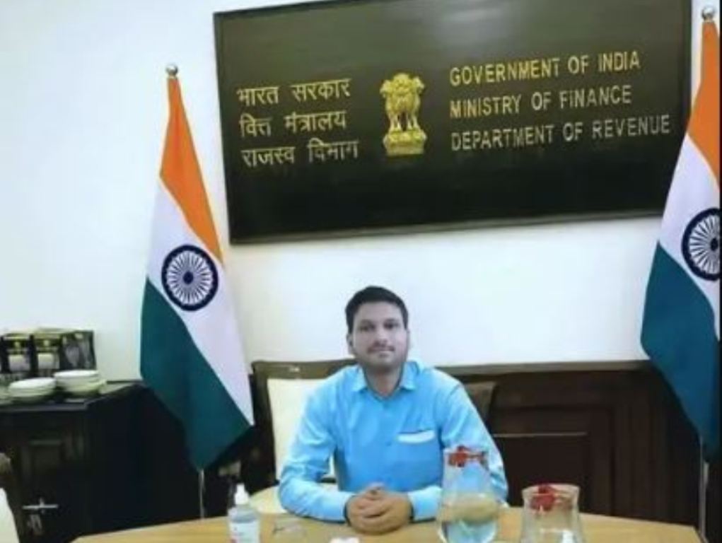 A fraudster posing as a fake IRS officer arrested in Jaipur, trapped more than 25 girls