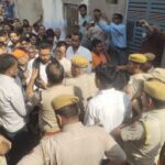 Tension in Jahazpur, police lathi charged the crowd moving towards the religious place, people closed the markets.
