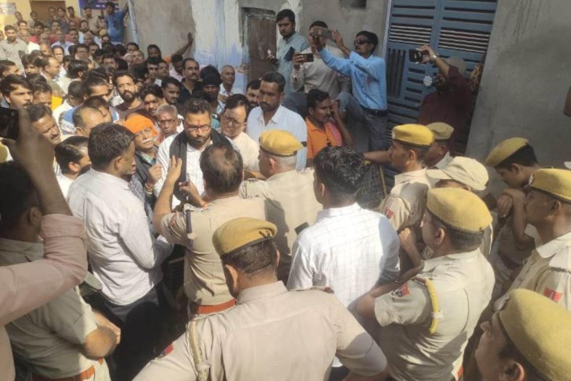 Tension in Jahazpur, police lathi charged the crowd moving towards the religious place, people closed the markets.