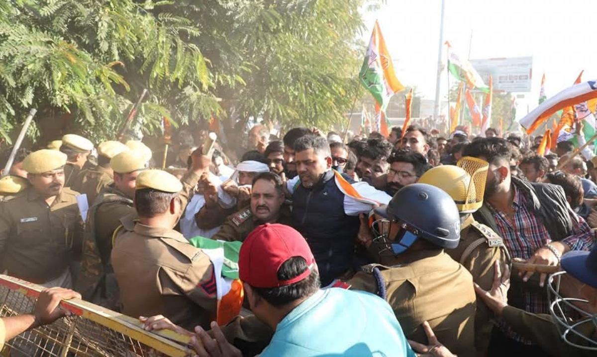 Protest against electricity VCR, police chased them away using mild force, case registered against many leaders including MLA Chandna.