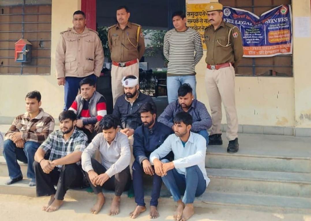 8 youths involved in immoral acts arrested, 3 girls also caught, Bundi and Bharatpur SP office employees included