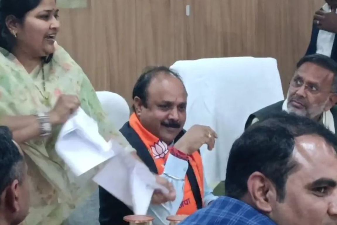 MLA Indira Meena got angry in the meeting of Energy Minister Nagar, there was an uproar when she tore the paper.