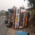 Uncontrollable truck overturned, three people of the same family died, mourning in the village