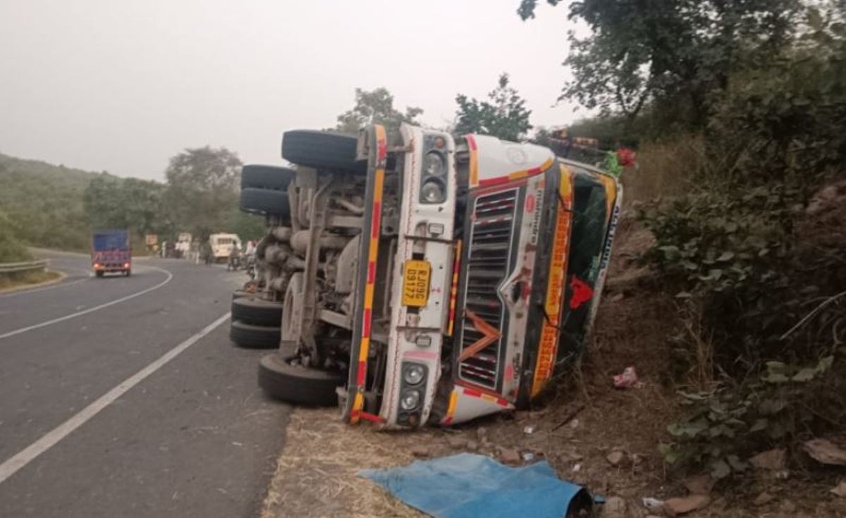 Uncontrollable truck overturned, three people of the same family died, mourning in the village