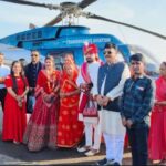 After the wedding, the bride and groom came home by helicopter, crowd gathered to see