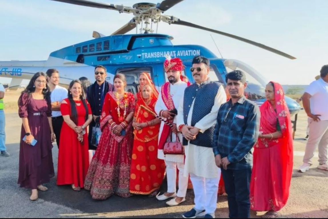 After the wedding, the bride and groom came home by helicopter, crowd gathered to see