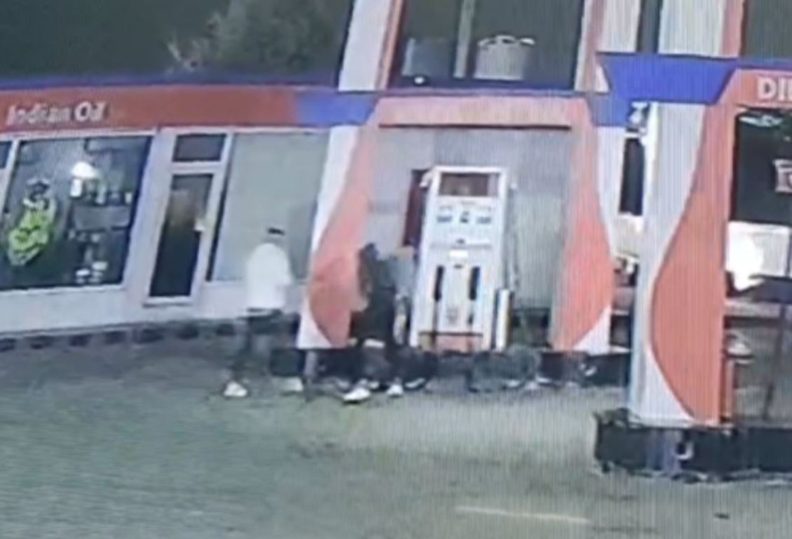 Controversy after filling petrol, miscreants set fire to the pump, live video of the incident goes viral