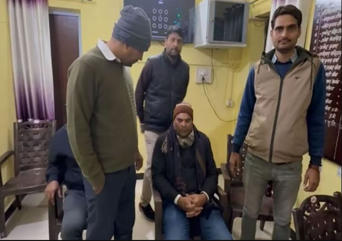 ACB arrested senior municipal assistant red handed while taking bribe of Rs 10 thousand