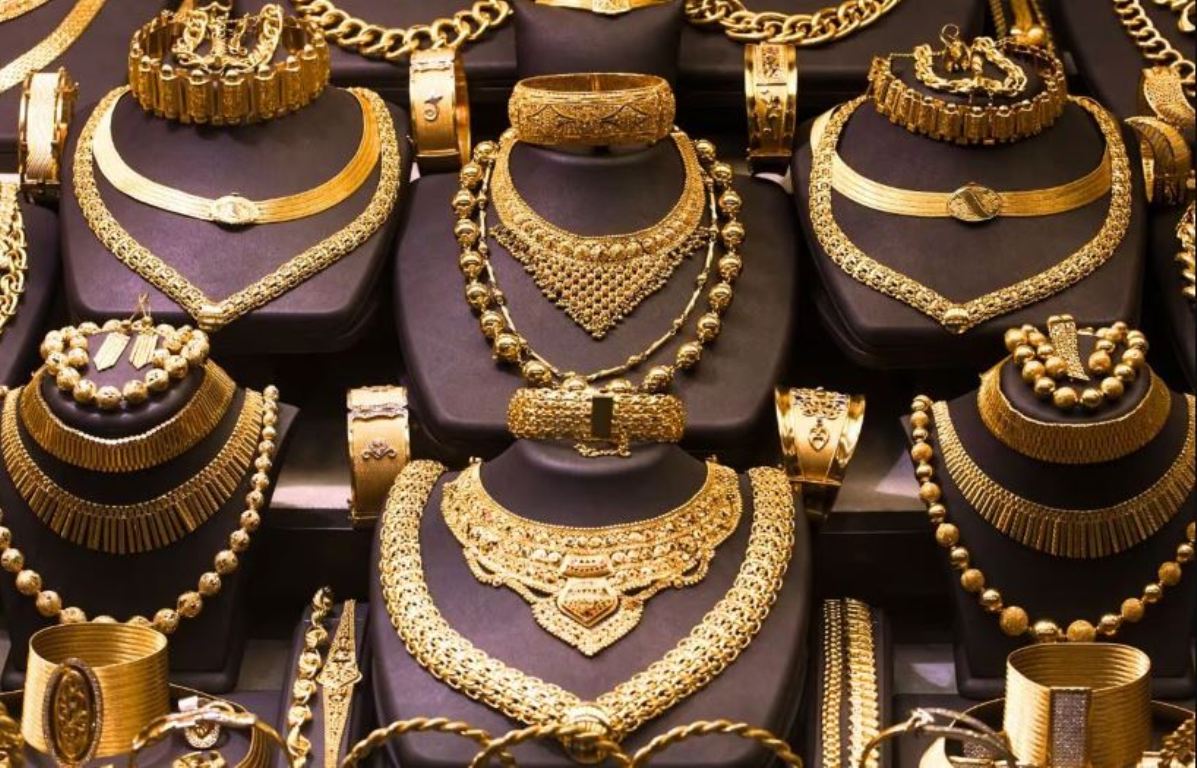 Gold became costlier by Rs 700 and silver by Rs 200, price of 10 grams of standard gold increased to Rs 88,100.
