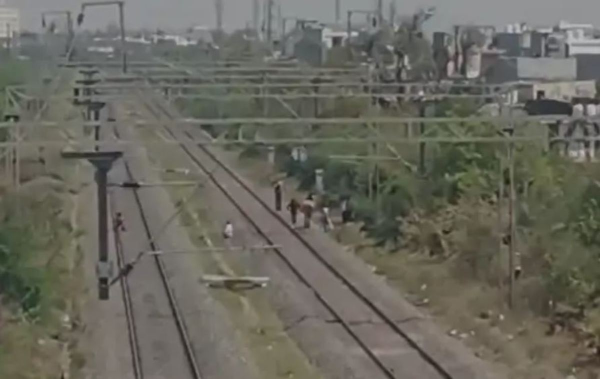 Kota: A young man committed suicide by jumping in front of a train in front of his wife, had posted a shocking status before committing suicide!