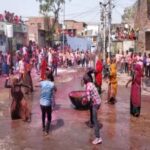 Women lashed men during Holi played in Tonk, crowd of spectators gathered
