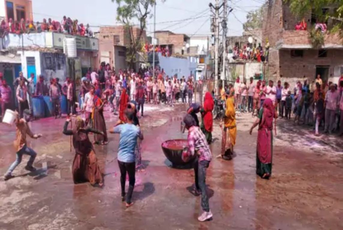 Women lashed men during Holi played in Tonk, crowd of spectators gathered