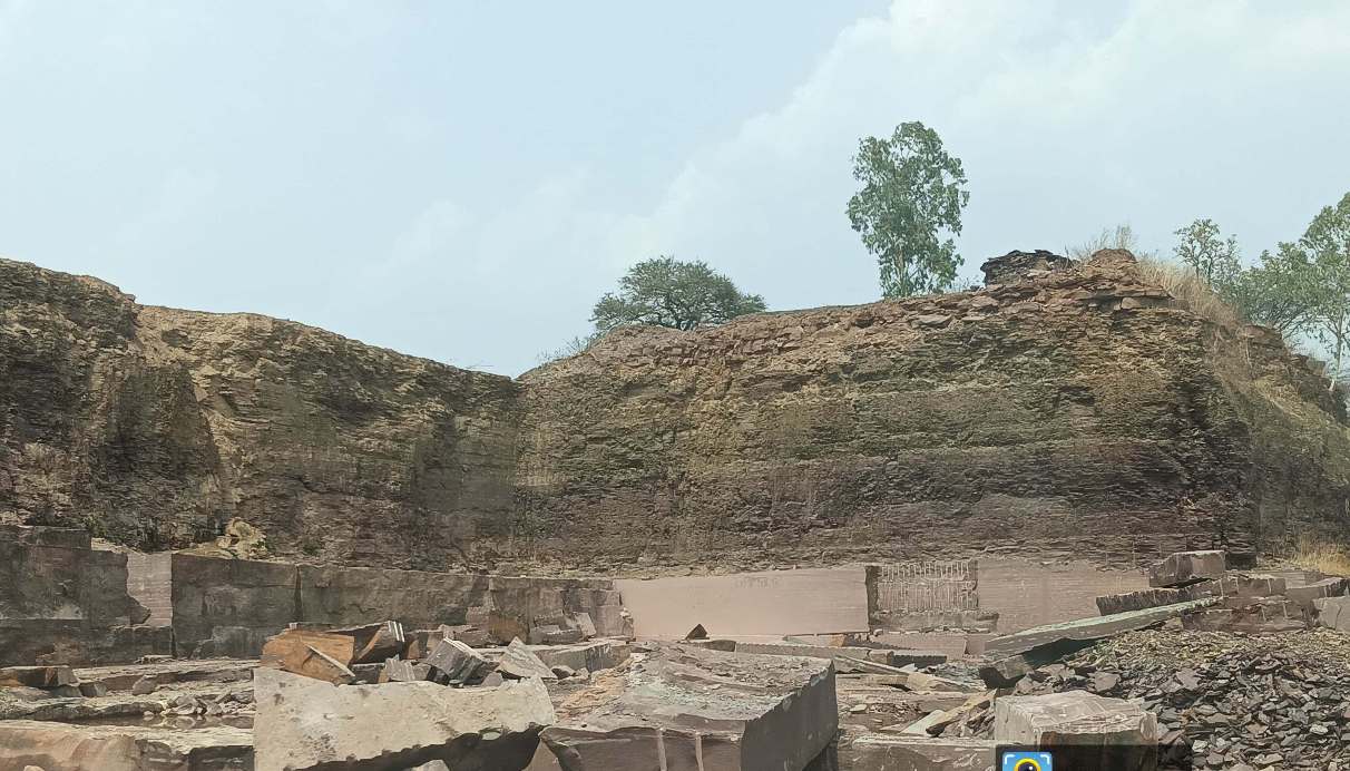 Action on illegal mining: Illegal mining at a broken mine under the guise of lease, penalty of Rs 17.48 lakh imposed