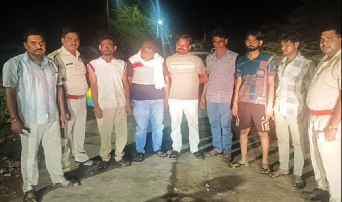 8 accused arrested for gambling with cards, 17 thousand 710 rupees seized