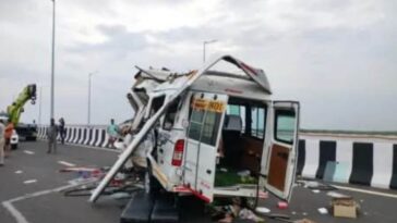 Horrific accident on Delhi-Mumbai Expressway, mini-bus collided with a parked truck in Kota, 4 killed and more than 10 injured