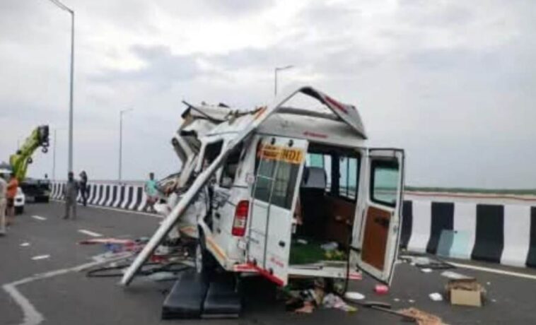 Horrific accident on Delhi-Mumbai Expressway, mini-bus collided with a parked truck in Kota, 4 killed and more than 10 injured