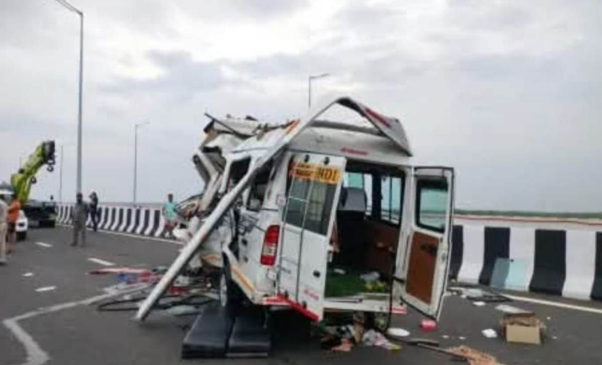 Horrific accident on Delhi-Mumbai Expressway, mini-bus collided with a parked truck in Kota, 4 killed and more than 10 injured