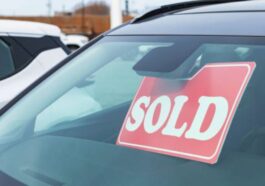 नई दिल्ली। इस महंगाई के जमाने में रिटायरमेंट का सोचना सही है, क्योंकि ऐसा समय जब आपकी कोई कमाई न हो, उस समय आपका आर्थिक रूप से किसी पर निर्भर न रहना जरूरी है। इसके लिए आपका पहले से फंड जुटाना जरूरी है। आइए जानते हैं कि आप 5000 रुपये से 2.5 करोड़ रुपये का फंड कैसे जुटाएंगे। आप 2.5 करोड़ रुपये का फंड जुटाने के लिए एसआईपी का उपयोग कर सकते हैं। चलिए इसकी पूरी कैलकुलेशन समझते हैं। कैलकुलेशन निवेश रकम- 5000 रुपये फंड- 2.5 करोड़ रुपये अगर आप 5000 रुपये की म्यूचुअल फंड एसआईपी से 2.5 करोड़ रुपये जुटाना चाहते हैं, तो आपको 35 साल तक निवेश करना होगा। अगर आप 25 साल की उम्र में भी 5000 रुपये की एसआईपी करते हैं, तो 12 फीसदी न्यूनतम रिटर्न के हिसाब से 35 साल में 2.5 करोड़ रुपये जुटा लेंगे। हमने यहां 12 फीसदी रिटर्न इसलिए माना है, क्योंकि म्यूचुअल फंड में न्यूनतम अनुमानित रिटर्न 12 से 14 फीसदी होता है। अगर आप 25 साल के बाद निवेश करते हैं, तो आप ये निवेश रकम बढ़ा सकते हैं। जैसे अगर आप 30 साल से निवेश शुरू करते हैं, तो 8400 रुपये की एसआईपी शुरू कर सकते हैं। 12 फीसदी रिटर्न के हिसाब से 8400 रुपये एसआईपी में आपको मैच्योरिटी 2,58,80,175 रुपये मिलेंगे। SIP के फायदे एसआईपी में आपको कई तरह की फ्लेक्सिबिलिटी (Flexibility) मिलती है। जैसे आप अपने अनुसार अवधि चुन सकते हैं। वहीं निवेश की रकम को बढ़ाया जा सकता है। इसके अलावा अगर कोई आर्थिक आपदा आ जाए, तो एसआईपी को बीच में रोक (pause) भी कर सकते हैं। कम्पाउंडिंग का फायदा एसआईपी में निवेश करने से कम्पाउंडिंग का फायदा भी मिलता है। इसलिए अगर आप लंबे समय के लिए पैसा निवेश कर रहे हैं, तो ही आपको एसआईपी में फायदा मिलता है। आप जितना लंबे समय के लिए निवेश करेंगे, उतना ही ज्यादा कम्पाउंडिंग का फायदा होगा। निवेश की कोई सीमा नहीं एसआईपी में आप जितना चाहे, उतना निवेश कर सकते हैं। इसमें निवेश करने की कोई सीमा नहीं रखी गई है। हालांकि ये ध्यान रखें की पोर्टफोलियो में डाइवर्सिफिकेशन हो। जिसका मतलब हुआ कि अलग-अलग एसेट क्लास में निवेश किया हो। ताकि आपको शेयर बाजार के उतार-चढ़ाव का इतना असर ना हो।