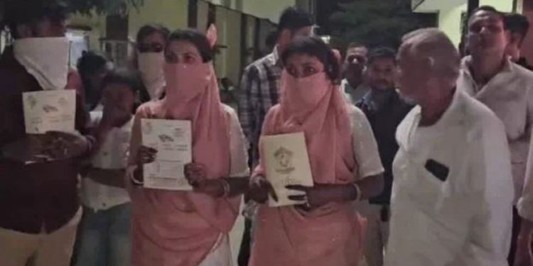 The villagers are afraid to attend the wedding due to the Panchayat's decree; the bride and groom go to the police station, demanding action.